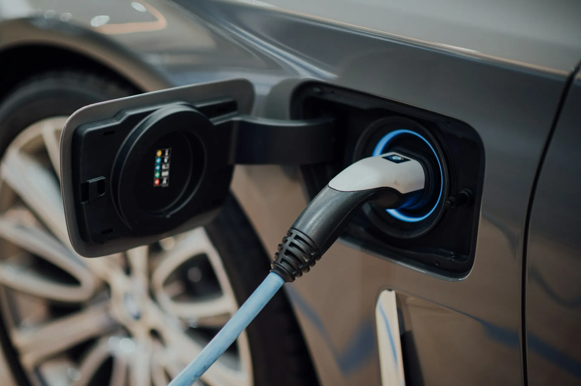 Carros híbridos e elétricos ganham espaço e mudam o cenário automotivo no Brasil