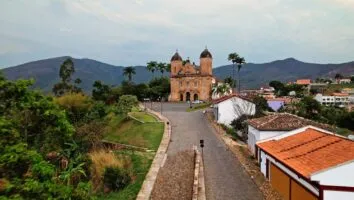 Como planejar uma viagem de moto por Minas Gerais e se surpreender