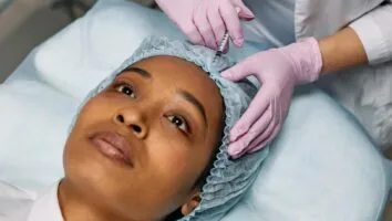 Como o botox ajuda a suavizar rugas sem mudar sua expressão