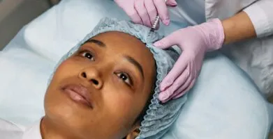 Como o botox ajuda a suavizar rugas sem mudar sua expressão