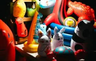 Como escolher brinquedos infláveis certos pro espaço da sua festa